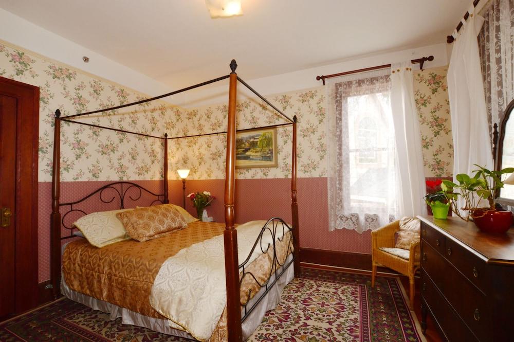 Marketa'S Bed And Breakfast Victoria Exterior photo